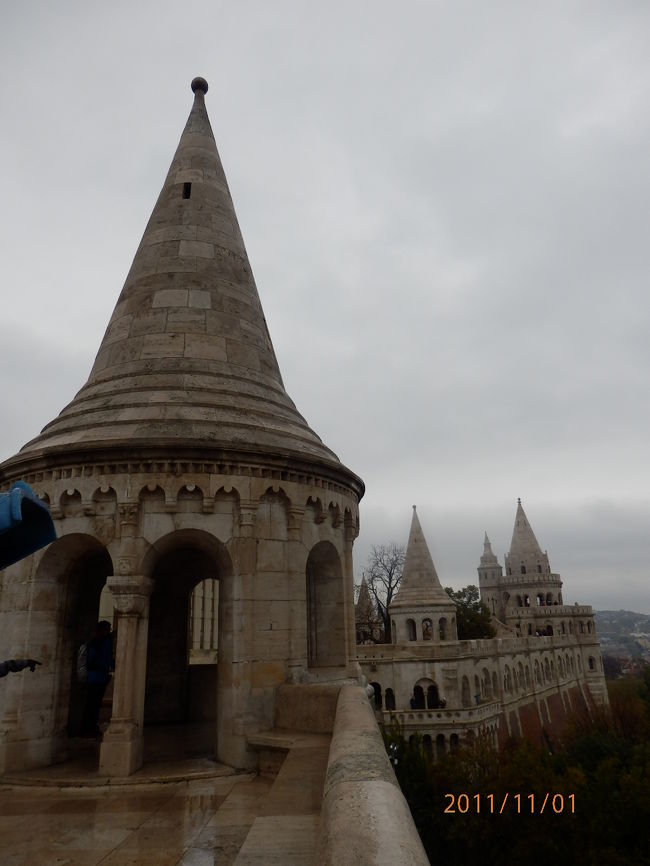 「漁夫の砦」へ <br />白いとんがり屋根が目印。<br />名称は昔、漁夫によって城壁が守られていた事に由来します。<br />