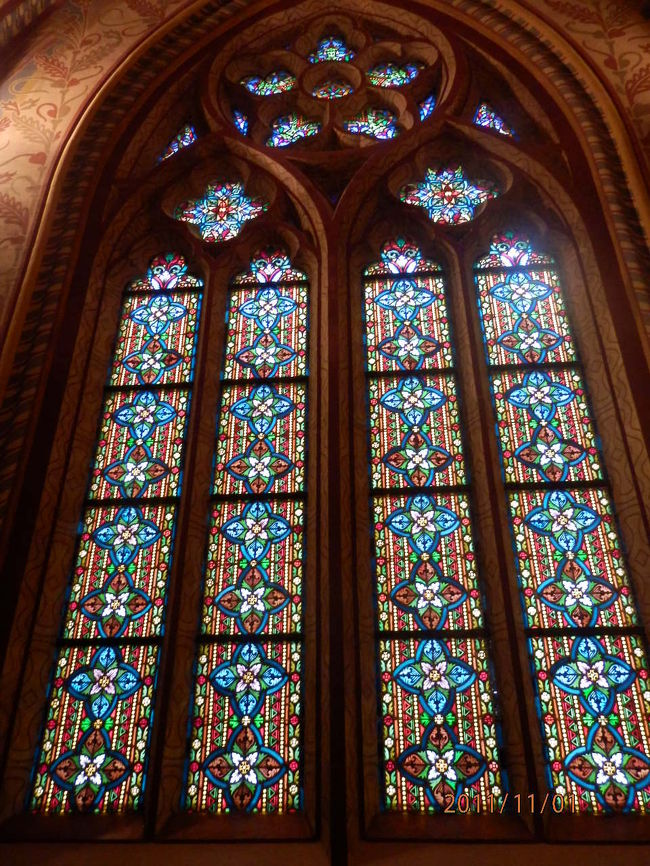 ステンドグラス<br /><br />歴代ハンガリー王の戴冠式が行なわれる格式高い教会であり、ステンドグラスが美しいことでも知られています。<br /><br /><br />