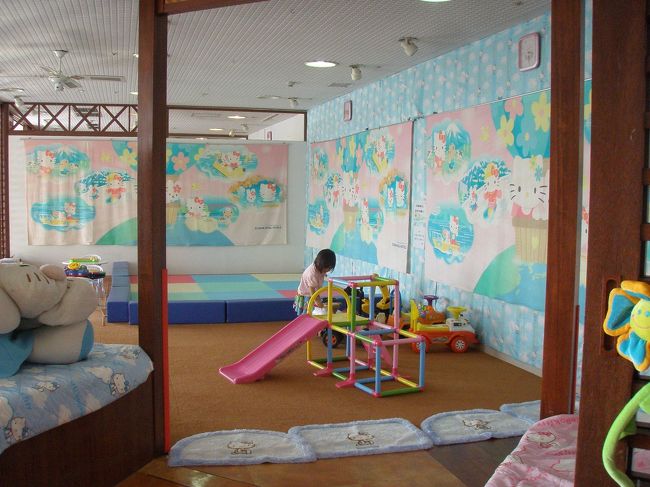 さて、食事前に寝てしまった、末娘。本来なら食後に寝るはずだったのに、おめめぱっちり。<br />兄２人と父はホテルの体験シュノーケルに行ってしまったので、とっても暇。ホテル内をブラブラしていたら、キッズルームを発見。<br />ひたすら１時間くらいここで遊ばしてもらいました。