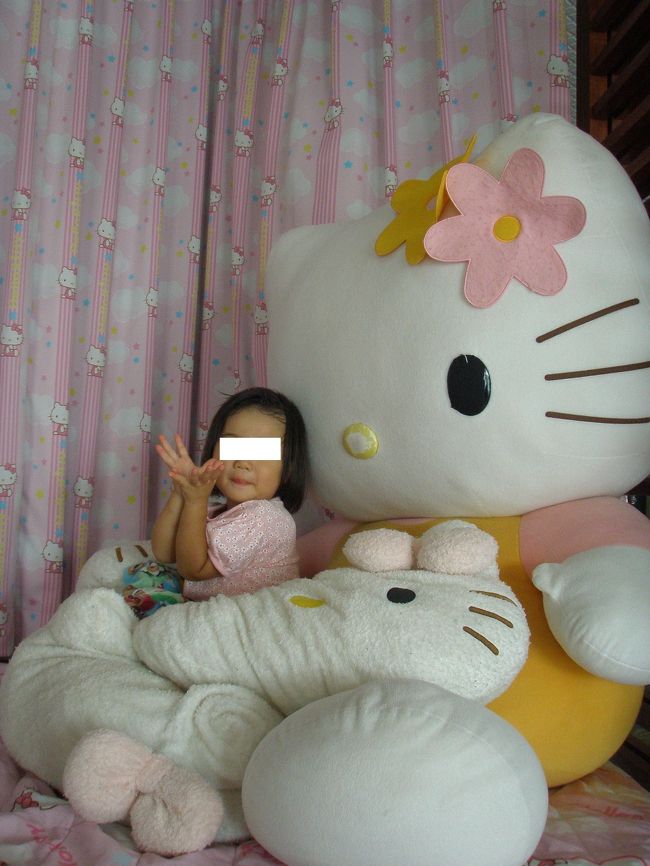 こんなに大きなキティちゃんが２体もありました。<br /><br />さて、兄たちの体験シュノーケルですが・・・。<br />ホテルのアクティビティで高いとは思ってました。民間の「青の洞窟体験シュノーケル」ボートや水中カメラもセットで２５００円ですから。でも次男坊が「洞窟なんて怖いよ〜」なんて言うし、一家でバラバラになるのも面倒で・・・。<br />仕方なくホテルで体験。<br />１２歳以上４０００円、１１歳以下３０００円。しかも、実質体験時間２０分ですよ！　ぼったくり。　ひどすぎる。<br />でも、ホテルには「ちゅら海くーぽん」という、２５００円でクーポンを購入すると３０００円分使えるというお得なシステムがあるのです。<br />初めの予約にそれを使わなかったのですが、あまりにも高い体験料だと思ったので、勇気を振り絞り、チェックアウトの時に、「今からクーポンで支払いに変えられませんか？」と無理なお願いをさせてもらいました。<br />フロントの方は嫌な顔せず対応してくださいました。ありがとう。<br />多少時間がかかりましたが、11000円のところをクーポン利用で9500円ですみました。