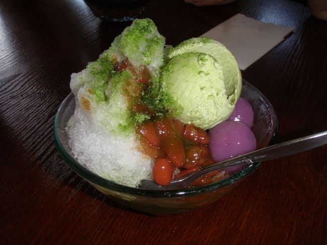 ホテルの前が「お菓子御殿」<br />お土産を買いがてら、お茶もしちゃいました。<br />暑いから、「抹茶アイスぜんざい」４５０円<br />美味しかったです。甘くて、下の方のぜんざいは残ってしまいましたが。<br />ちびは紅イモソフトクリーム２８０円を食べました。