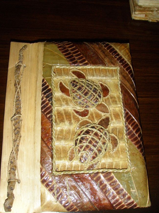 夕食はホテルから道一本で行ける「ＨＡＮＡＨＯＵ」<br />ハワイアンレストランです。<br />メニューもかわいい。