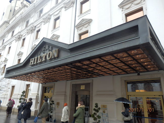 ヒルトン・ブダペスト。<br />マーチャーシュ教会と漁夫の砦に囲まれるように建っています。