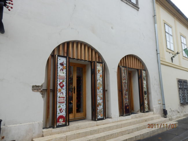 カロチャ刺繍見学へ。<br />ハンガリー特産の土産もの店に立ち寄りました。 