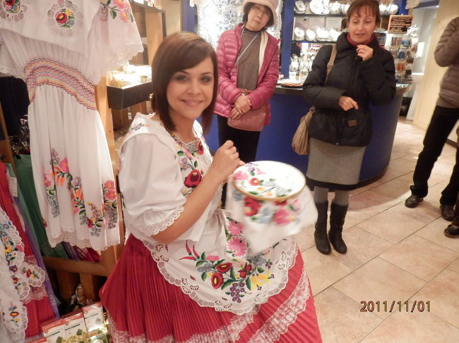 洋服や小物に施された丹念な手仕事です。<br />赤の隣りに紫の組み合わせがハンガリーらしい色合いとか。