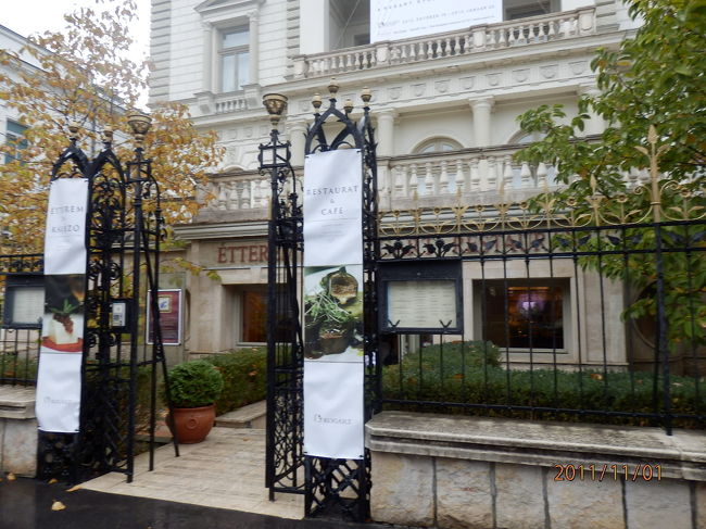 こちらのレストランで昼食です。