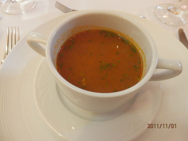 前菜に名物のグヤーシュです。<br /><br />ハンガリー料理を代表するパプリカのちょっとぴりっとした味付けが特徴です。<br /><br />普通スープとして前菜に食べるのが定番です。<br />