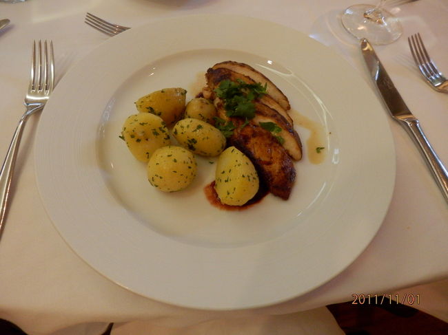 メイン料理は肉・魚からその場で選べるチョイスメニュー。<br />私は肉です。