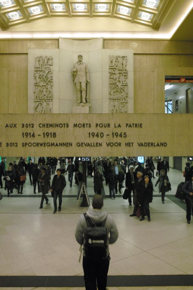 あまりにも居心地ががよくブリュッセルで落ち着いてしまっていて、当初の目的の鉄道で移動する!!をすっかり忘れていました。<br />ホテルの目の前が駅で移動楽チン♡<br />ブリュッセル中央駅小さいからわかりやすい。<br /><br />タリスに乗る為に窓口で切符を買います。英語がしっかり通じるし苦労せずちゃんと買えました。