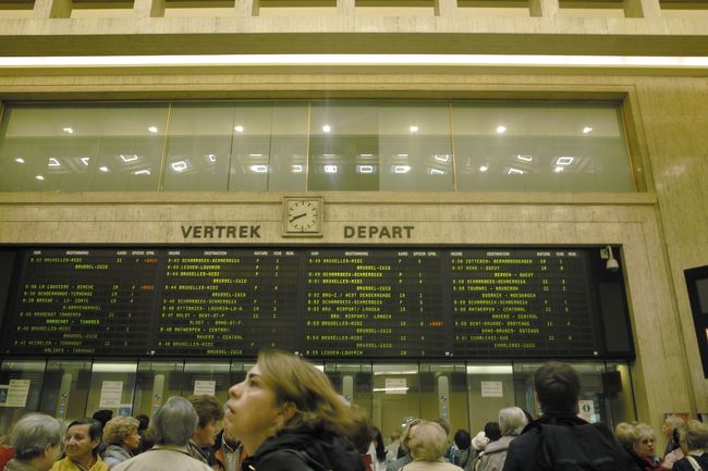 わかりにくいかもだけど窓口の上に時刻表がでてます。<br />電光掲示板じゃなくてパタパタと音を立ててプレートがかわるタイプ。<br />かわいいです。