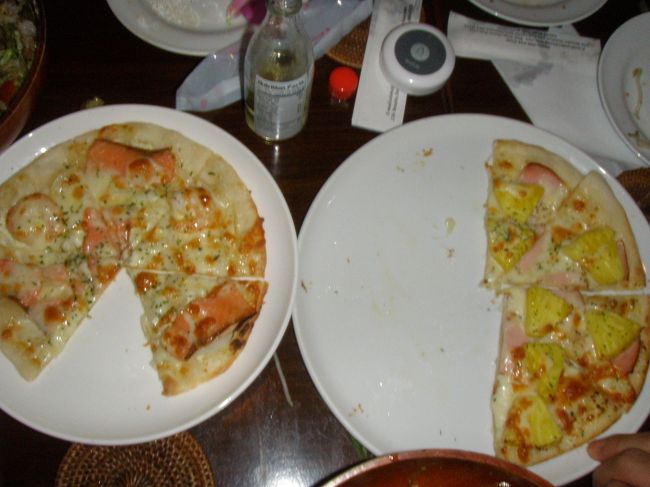 ピザ<br />このほかに、島焼そばとかタコライスとかいただきました。<br />全体的に美味しかった。<br />多分、ハワイで食べるハワイアンより、日本人好みの味にしてあって、食べやすかったんだと思う。