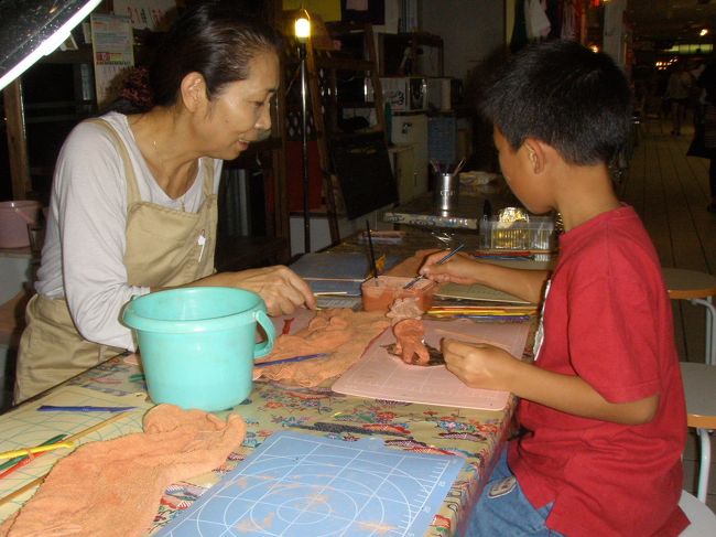 食後、ホテルに戻り、体験コーナーでシーサー作りを体験。<br />先生がとても丁寧に教えてくれて、短時間で楽しく作ることができました。40分位かな？1500円<br />よいお土産と思い出になったと思います。翌朝、「おれ、でっかいシーサー作る夢見た」と言ってましたから。<br />体験コーナーは「紅型体験」「シーサー色付け体験」「貝殻でフォトフレーム作り」等々ありました。しかし、時間が！！<br />夜の６時〜９時までなのです。３時ころからやってもらえると助かったけど・・・。仕方ないか。