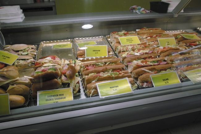 サンドイッチやワッフルが売ってます。棚にはお菓子とかジュースとかコンビニみたいに売ってます。