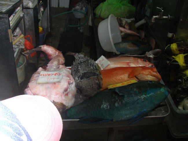 魚市場では「２階で料理してもらってお昼に食べませんか」と何度も声をかけてもらいました。<br />ごめんなさい。時間がないのです。