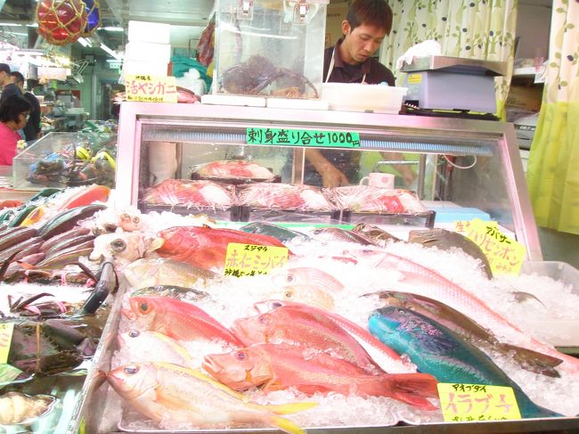 あ！昨日食べた「ミーバイ汁」ってこの魚だったのか。<br /><br />１１時にはレンタカー会社で車を返し、那覇空港へ。<br />空港の回転寿司でランチをして、空路中部国際空港へ。<br />ちびすけ、牧志市場で爆睡し、午後の飛行機もルンルンで搭乗。お菓子とジュースと本で乗り切る。<br />中部国際空港で「寒い！」と皆２枚ほど服を着て、駐車場へ。<br />自宅へは６時過ぎでした。<br /><br />楽しい３日間。無事終了！　何度も言うが、ちょっと短いね。<br /><br />次男坊「また飛行機に乗る時は沖縄がいいなあ。おれ、大人になったら沖縄に住みたいかも」