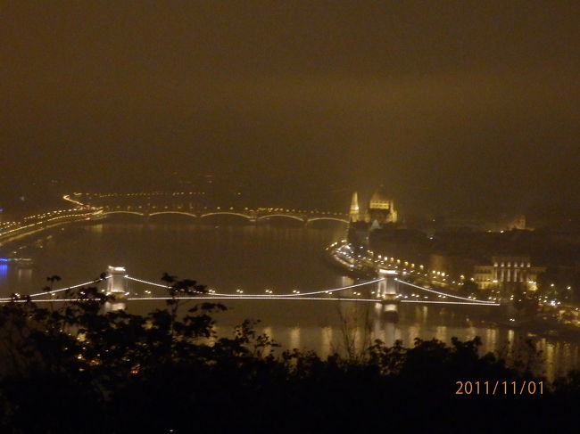 この高台レストランからでも見えましたが、朝から天候が雲っていました。