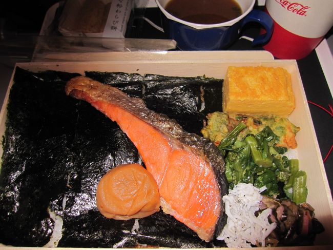 JALエコノミークラスの機内食は「海苔弁」おかずの一つひとつが丁寧に作られていて美味しいです。味噌汁も日本人にはほっとする味。
