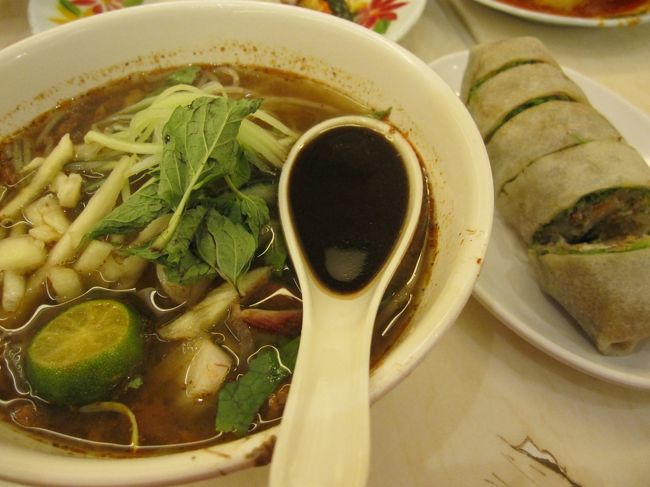 アッサムラクサ　魚介ダシでライムとハーブが効いていてタイ料理のような味　サバのフレークみたいな物が入っていました。