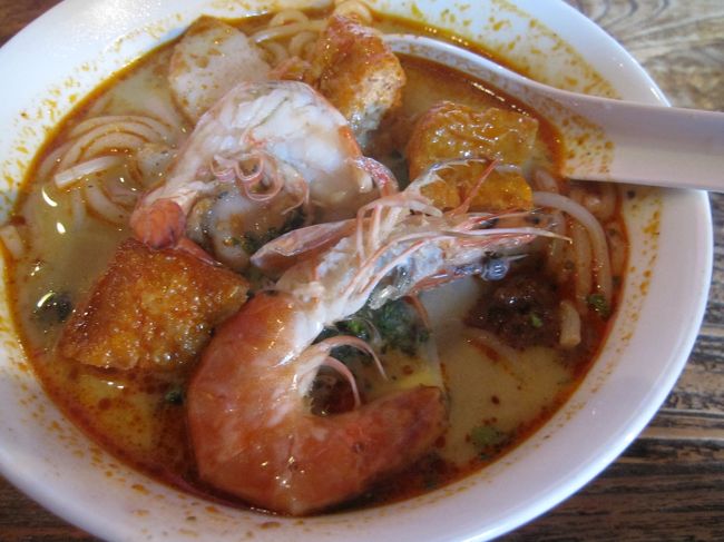 カレーラクサはココナッツミルクが入っているので辛いけどマイルドな味わい。具はエビ、さつま揚げ、揚げ豆腐といった感じ。