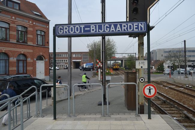 Groot-Bijgaarden駅に到着〜♪<br /><br />ここで多くの観光客と日本人夫婦と一緒に行動♪<br /><br />この看板の先にある踏切を渡ります。