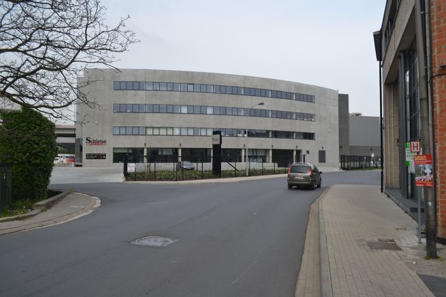 駅を出てこの建物へ向かってまっすぐ歩きます。