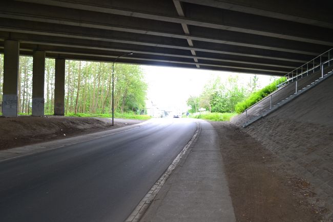 上が高速道路？になっていますので、そのまままっすぐ歩きます。