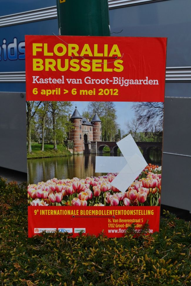 まっすぐ歩いて行くとそのうちに看板が見えてきます。<br />矢印にしたがって・・・