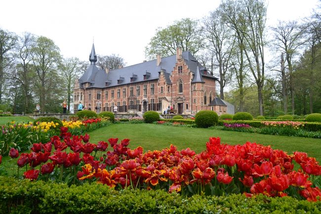 チューリップと城のコラボは本当に美しいです♪<br /><br />中にはレインボーのようなバラまでありました。