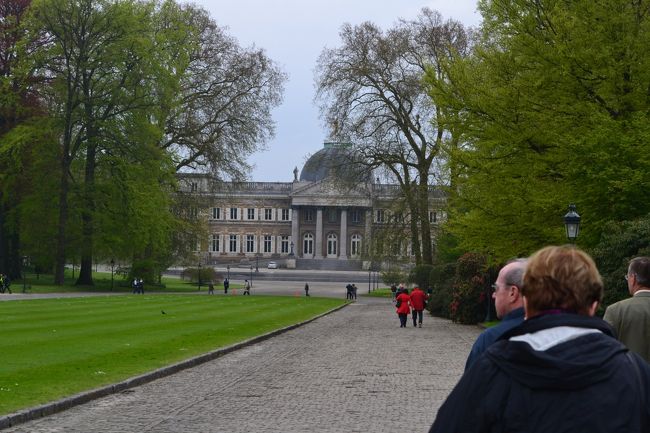 ラーケン王宮に到着♪<br /><br />ブリュッセル王宮が国王の執務用であるのに対し、こちらは居住用。<br />1784年にオーストリアの総督の居城として造られ、独立の翌1831年から1930年代は国王と王妃の夏の離宮として使用され、その後、居城となっている。<br />門前からルイ１６世様式の華麗な宮殿が見えるが、内部は非公開。