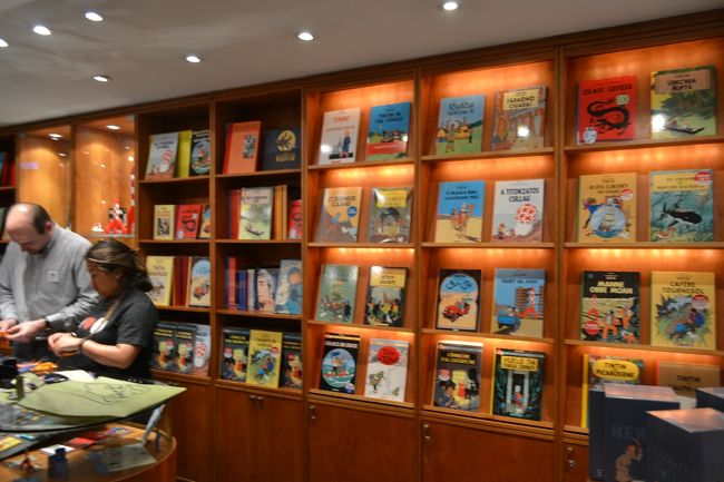 タンタンの本がいっぱい♪<br /><br />絵ハガキを大量購入〜<br /><br />※店員からカメラ禁止の注意がありました。<br />