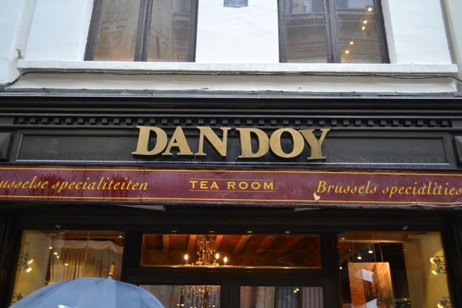 ブティック・タンタンを出たら、<br />ベルギーならではのワッフルを食べに行きました。<br /><br />中でもDANDOYは結構有名です。<br />1829年創業というベルギー菓子の老舗。小便小僧などをかたどったベルギー名物のビスケットやスペキュロスが売られています。