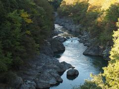 向こうに見える白い三角が、はねたき橋です。あそこまで、遊歩道が続いています。