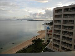 　宿泊した、リザン シーパークホテル谷茶ベイの部屋から見たビーチ。夕方なのにこんなに綺麗です。