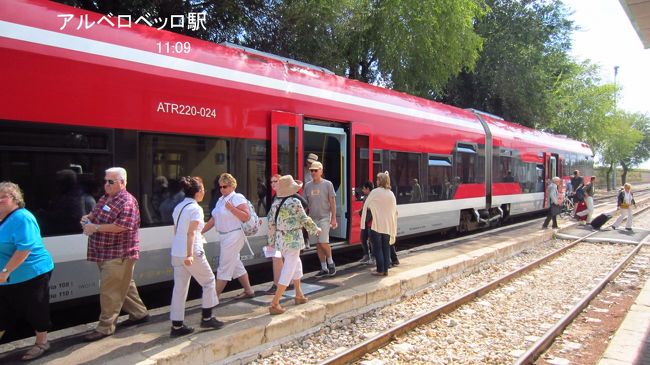 中央駅からアルベロベッロへFSE鉄道で向かう。約1.5時間の旅を終えて、アルベロベッロ駅に到着（写真）。以前アルベロベッロを訪問した旅行記の中に、大変落書きの多い、汚らしいFESの電車が多数写っていた。しかし、最近新型車両が導入されたようで、アルベロベッロまで快適な旅行ができた。