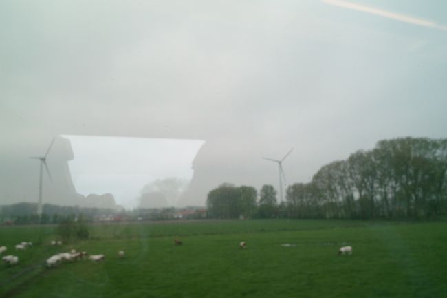 しばらく乗ってると羊や牛馬を飼っている牧場やすっごいかわいい家が見えてきます。やっと、ヨーロッパ来たなーって感じに。