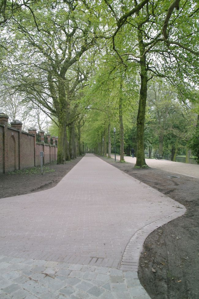 駅を出てどっちにいっていいのかわからず、観光客っぽい人について行く。<br />駅のロータリー?のようなところはだだっぴろくてブリュッセルより広い。<br /><br />観光地っぽいとこまではちょっと歩くけど、街並はブリュッセルよりもヨーロッパっぽいかな。私達にはブリュッセルは都会すぎたのかも。　