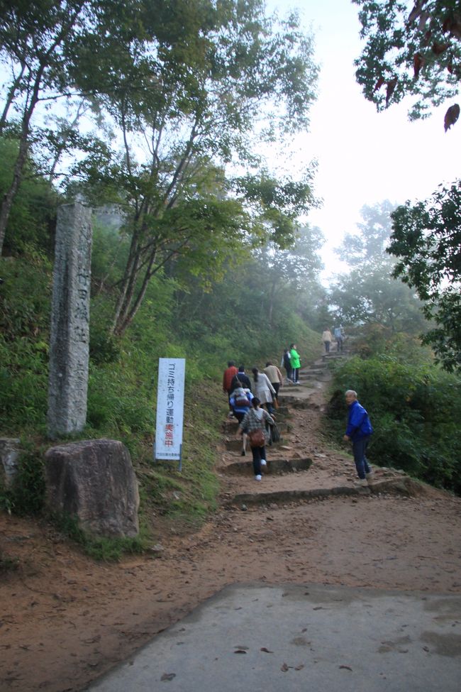 竹田城に着きました。<br />第三駐車場から50分ぐらいかかりました。<br />舗装されてる道で<br />それほど、たいへんな道ではなかったけど<br />両親にとっては、登山感覚だったようです。<br />歩きたくない方は<br />是非、早い時間に来て<br />第一駐車場を目指してください。<br />