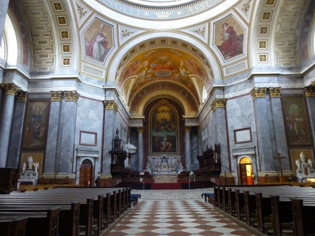 エステルゴムの大聖堂内。