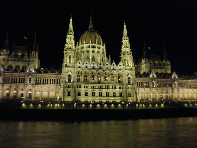 ライトアップの国会議事堂。