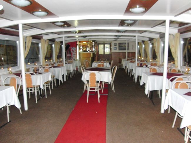 ドナウ川クルーズの船内。