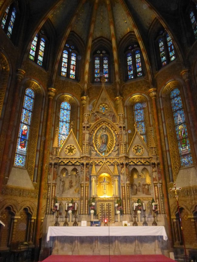 マーチャーシュ教会内の黄金に輝く主祭壇。