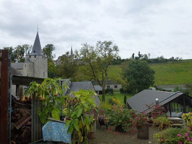 セルの街　家々にはお花がたっぷり