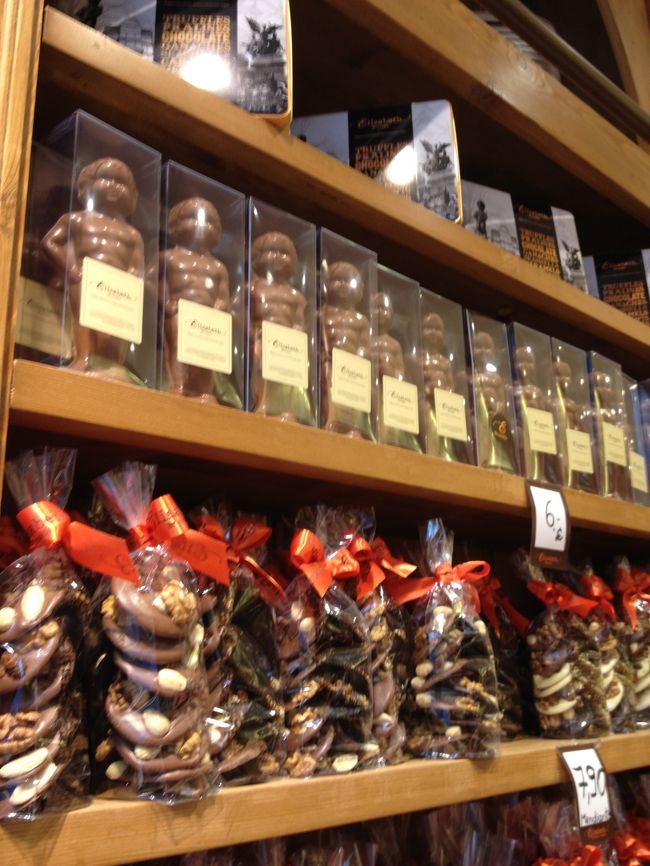 またまたチョコ〜<br />ダメもとで１粒買いをお願いしてみるｗ<br />基本は量り売りだけど、いくつかのお店はOKしてくれました（＾∀＾）<br />ありがたーい！！<br />せっかくだし、色んなチョコが食べたかったのょ♪