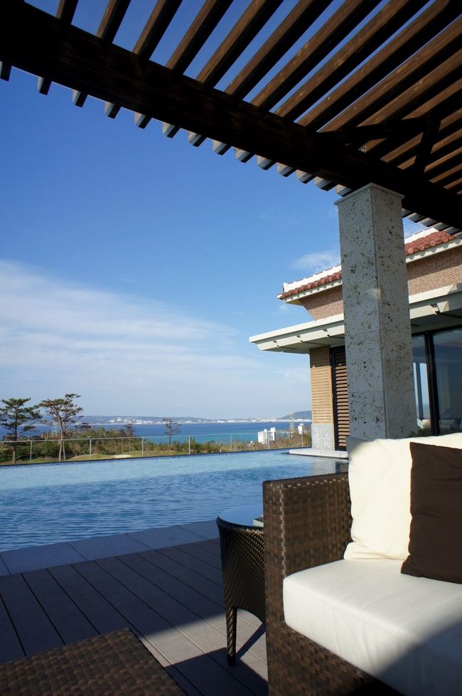 １３：５０に那覇に到着。<br />早速レンタカーをゲットして（６時間で２８００円！）高速道路を北上し、約１時間強でリッツカールトン沖縄に到着。<br />喜瀬別邸時代に一度宿泊しているが、雰囲気は変わらず。<br />サービスがまた素晴らしい。