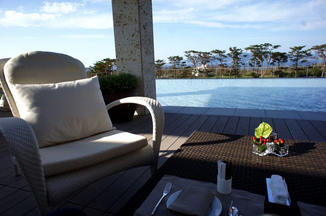 お目当ては、ザ・ロビーラウンジのアフターヌーンティー。<br />水盤越しのエメラルドグリーンに輝く美しい海を眺めながらの最高のロケーション。<br />うーん、これぞリゾート！ 