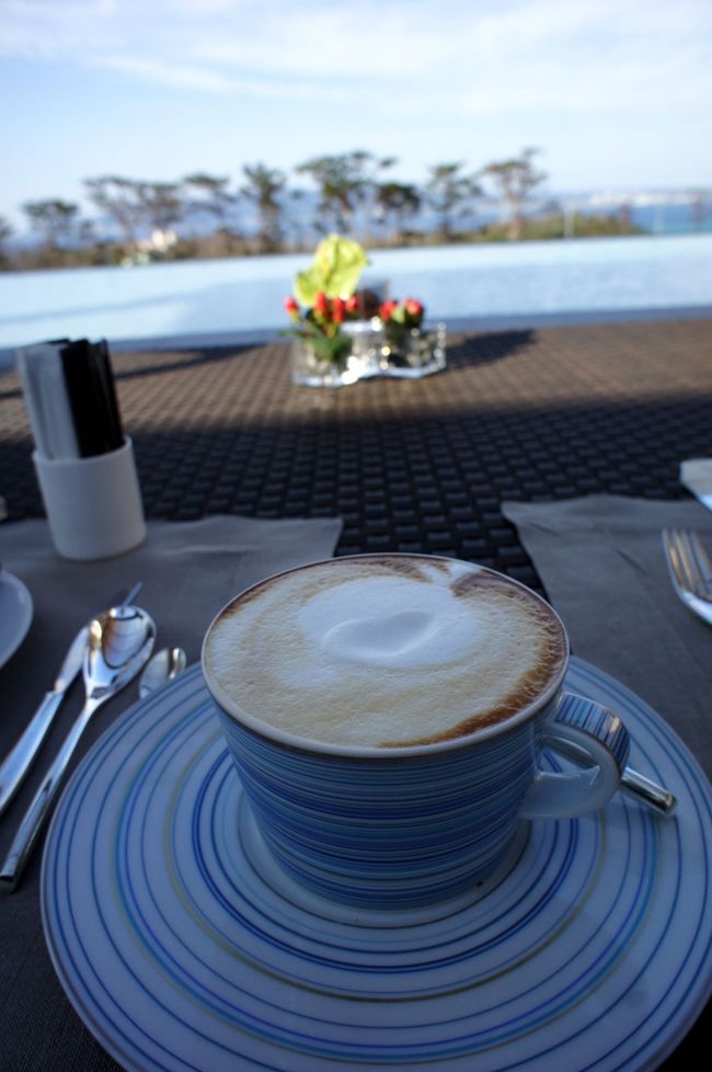 飲み物付で一人３６００円なり〜。<br />ちと高いがまぁこのロケーションだからね。<br />（コーヒーだけでも１０００円デス）<br />まずはカプチーノから頂きます。<br />