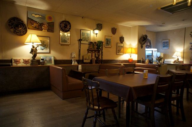 店内はアメリカン調のインテリア。<br />ちょっとバーのような雰囲気でもある。<br />席に座ると、「タコスで宜しいですか？」と聞かれる。<br />ん、メニューも無い。つまりタコスしかないってこと。<br />皿の枚数だけ伝えてしばし待つ。