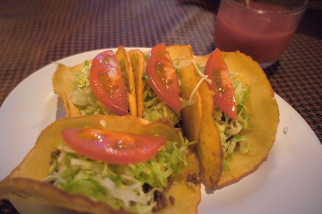 そして来たのはこのプレート。<br />外はカリッと揚げてあるけど、もちっとした食感の肉厚トルティーヤ。<br />そこにタコミートとレタスとチーズ・トマトがもりっと乗ってます。<br />４つのタコスが入って５００円。<br />