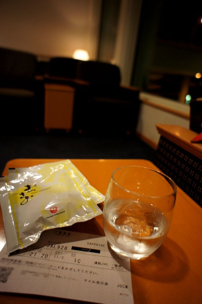 レンタカーを返却し、８時過ぎに那覇空港に戻る。<br />２１：２０発、JAL928便搭乗前のラウンジはガラガラ。<br />そーだよね、連休の土曜夜に東京に戻るやつなんか居ないよね(笑)<br />泡盛とおかきでくつろぎのひと時。<br />さて、そろそろ乗りますか。<br />ちょっと後ろ髪引かれるけどまた来るよ〜、沖縄。<br />無事フライオンポイント（FOP）も2006x2たまりました。<br />これで日帰り弾丸沖縄の旅はおわりです。<br />最後まで読んでくださってありがとうございました。