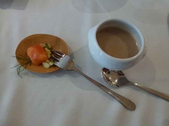 ディナンへ移動して<br />昼食はミシュランフォーク付きのレストランで。